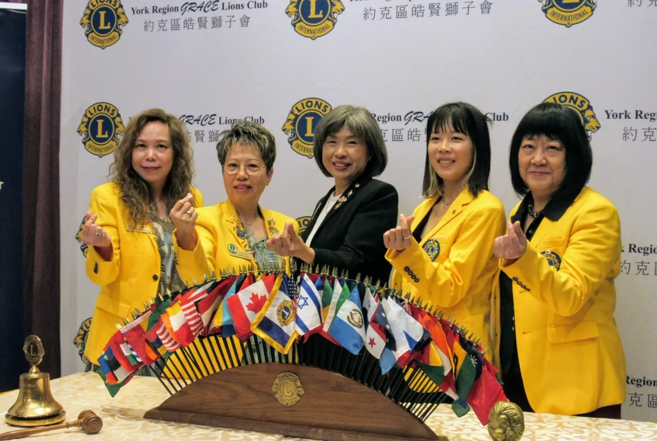 York-Region-GRACE-Lions-Club-female-lions-with-heart-gesture