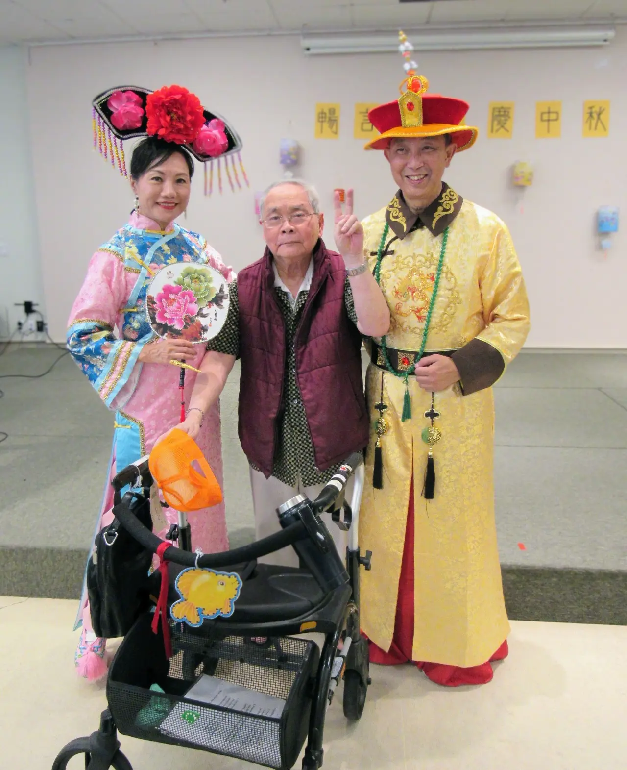 Carefirst_women’s_group_mid-autumn_celebration_at_Yee_Hong_Markham_Centre_performers_and_senior_took_picture