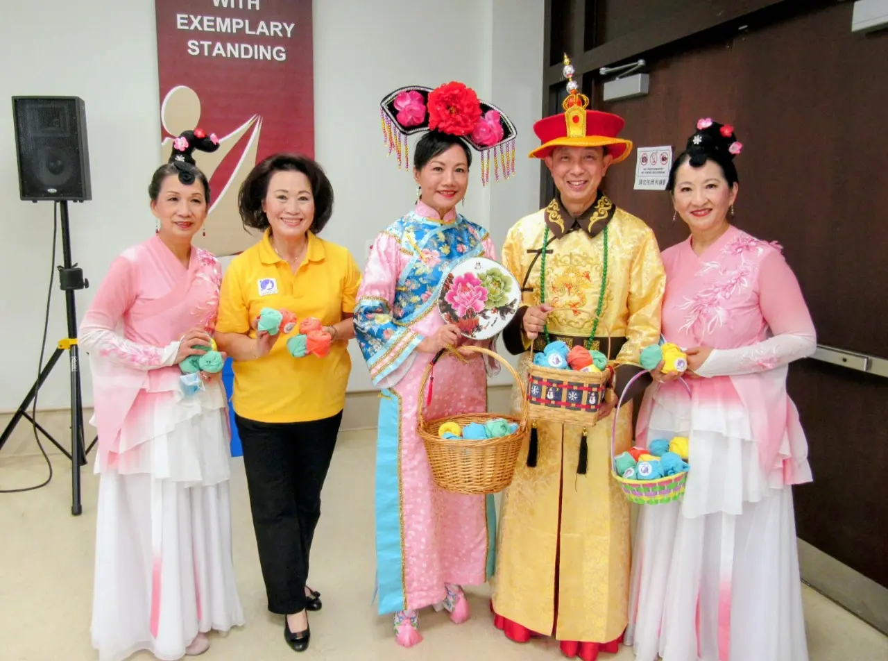 Carefirst_women’s_group_mid-autumn_celebration_at_Yee_Hong_Markham_Centre_rep._delivered_gifts_to_seniors