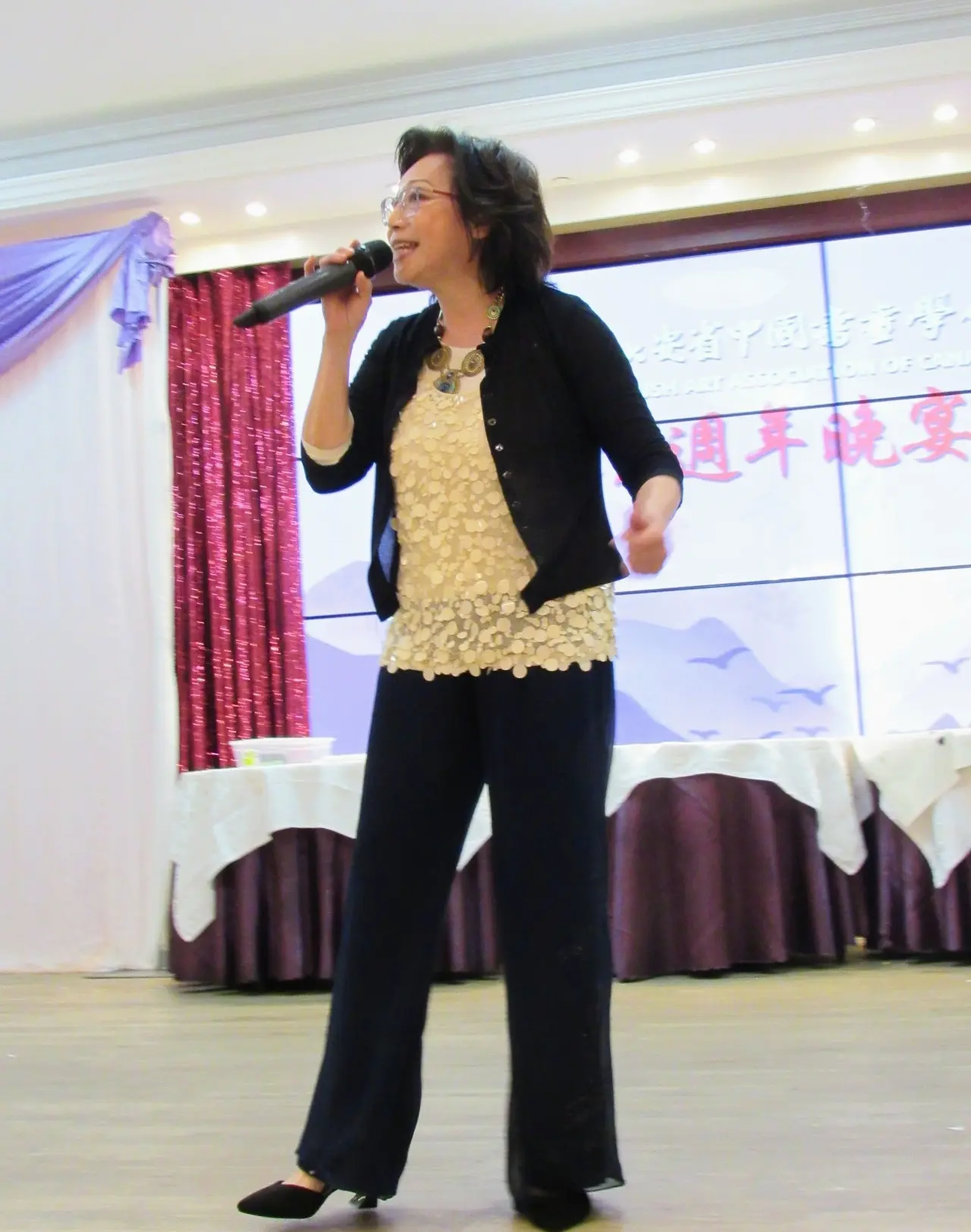 Brush_Art_Association_27th_annual_dinner_guest_Ms.Chung_singing