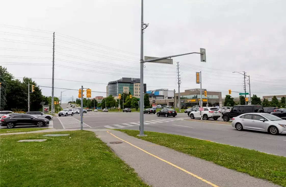 16th-AVE-and-Leslie-street-intersection