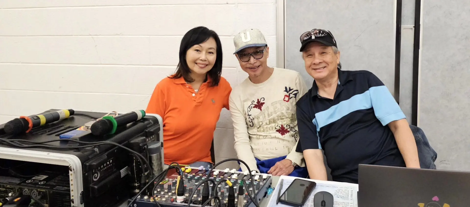 Winnie-Yu-with-friends-provided-free-AV equipment