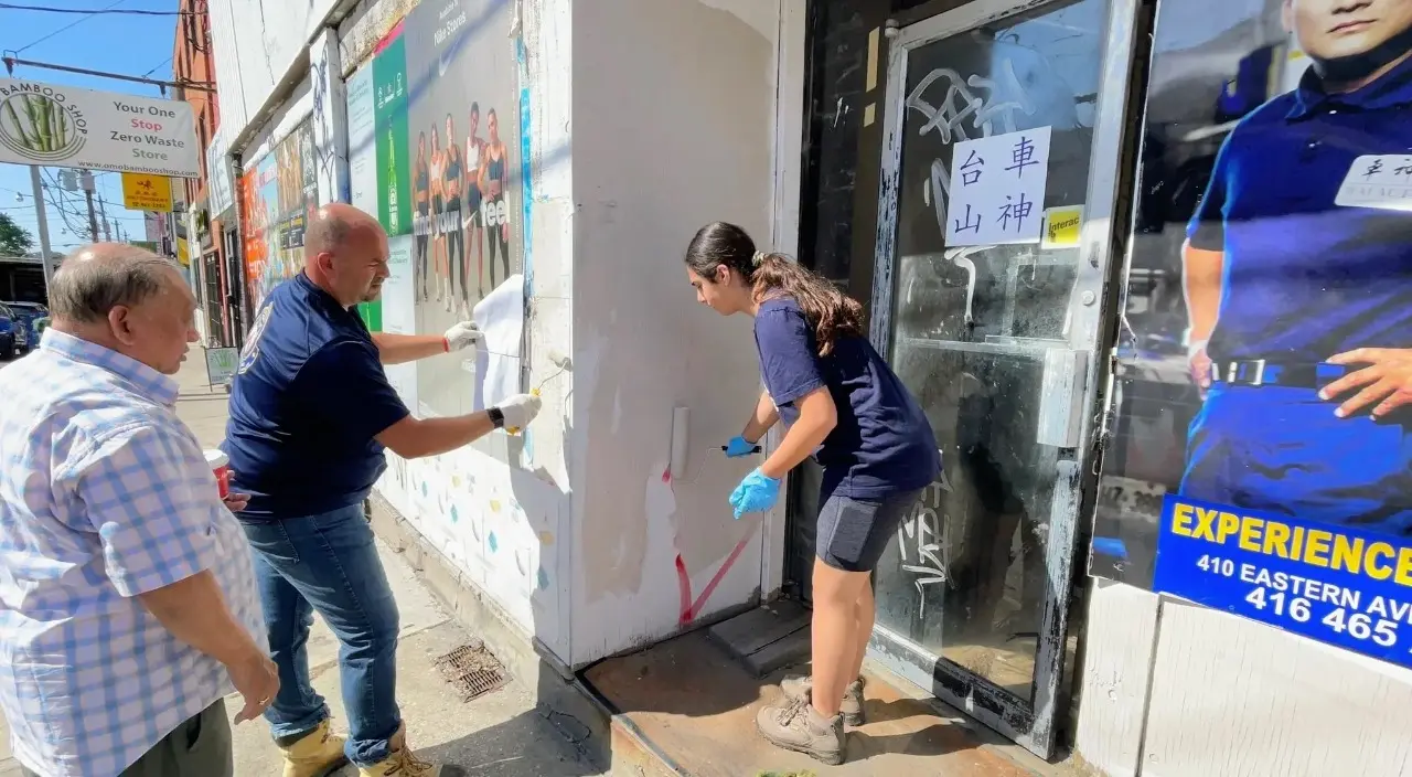 people-participated-Toronto-Eastern-Chinatown-city-cleaning