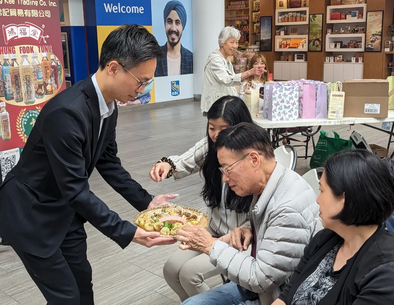 Markham-councillor-Ritchi-Lau-deliver-food sample