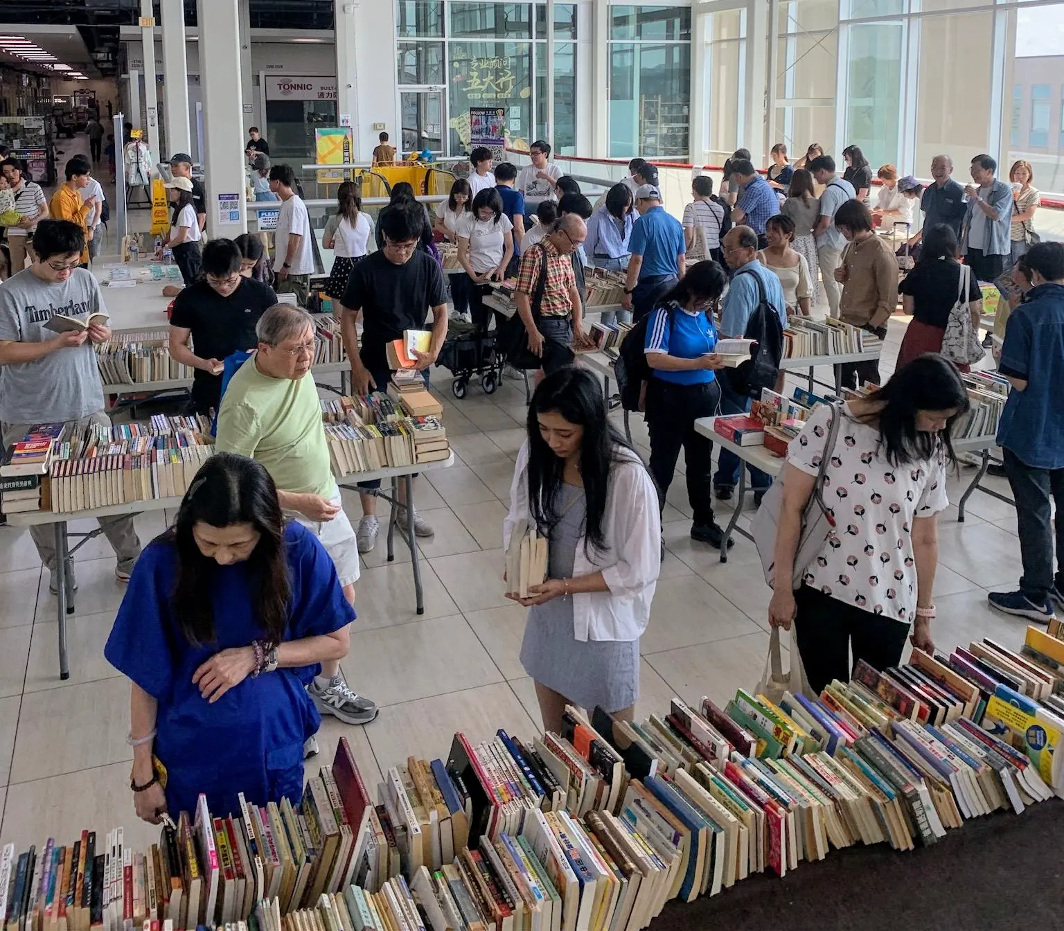 HK_community_book_exchange_event_people