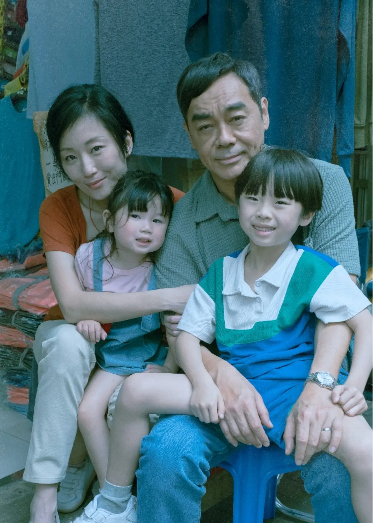 HK_film_PAPA_family_picture_sitting