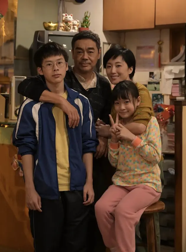 HK_film_PAPA_family_picture_standing