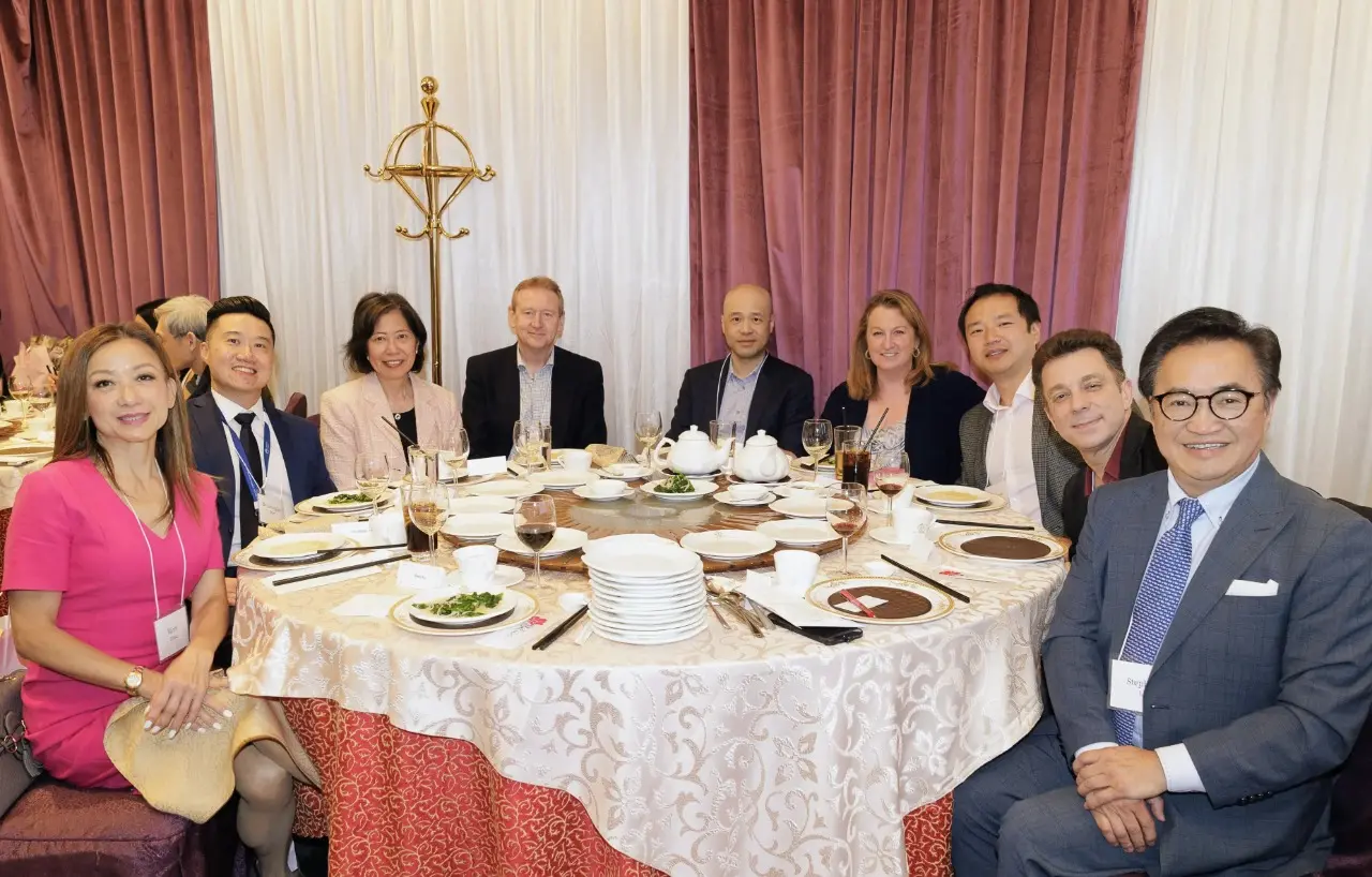 guests-and-representatives-at luncheon