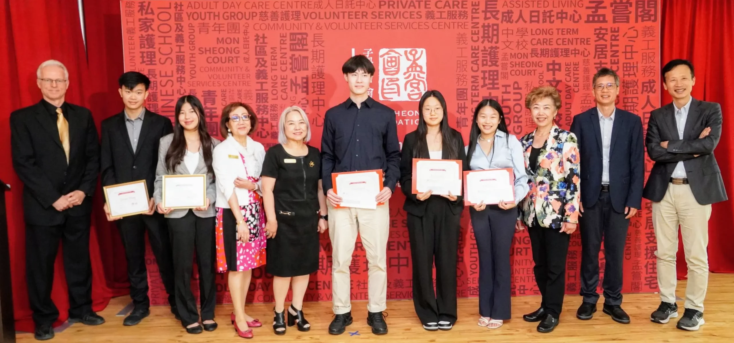 Mon_Sheong_scholarship_past_and_current_winners_and_guests_and_rep.