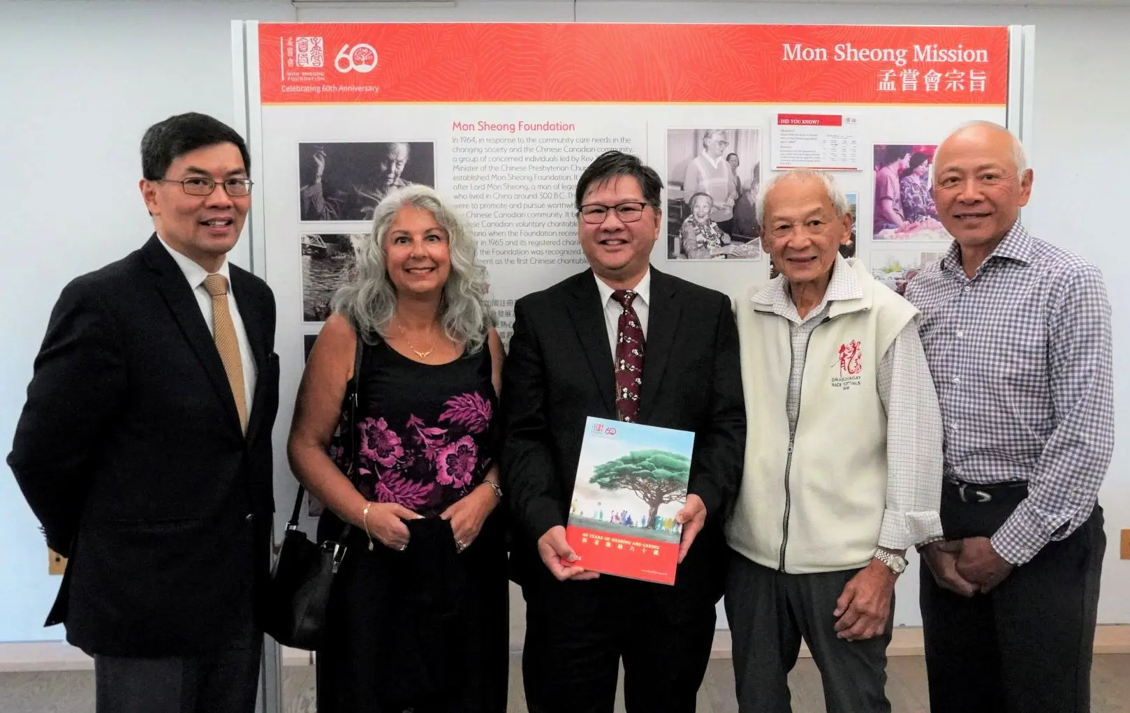 Mon_Sheong_60th_anniversary_photo_exhibition_special_edition_gifts_guests_and_rep.