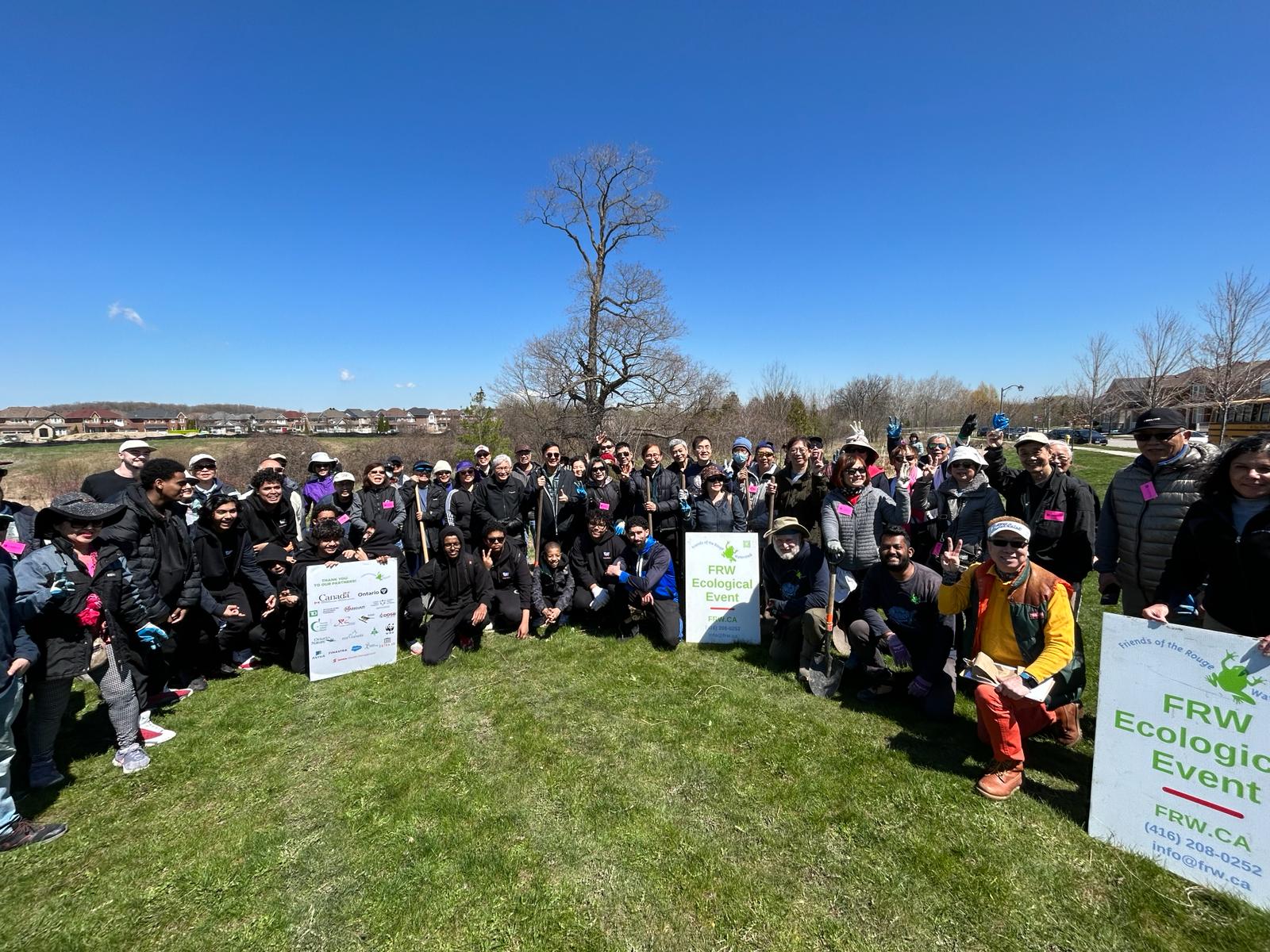 tree planting participants group picture