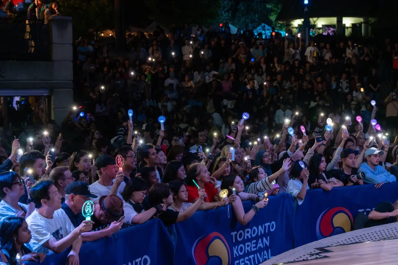 Toronto_Korean_Festival_nighttime_crowd