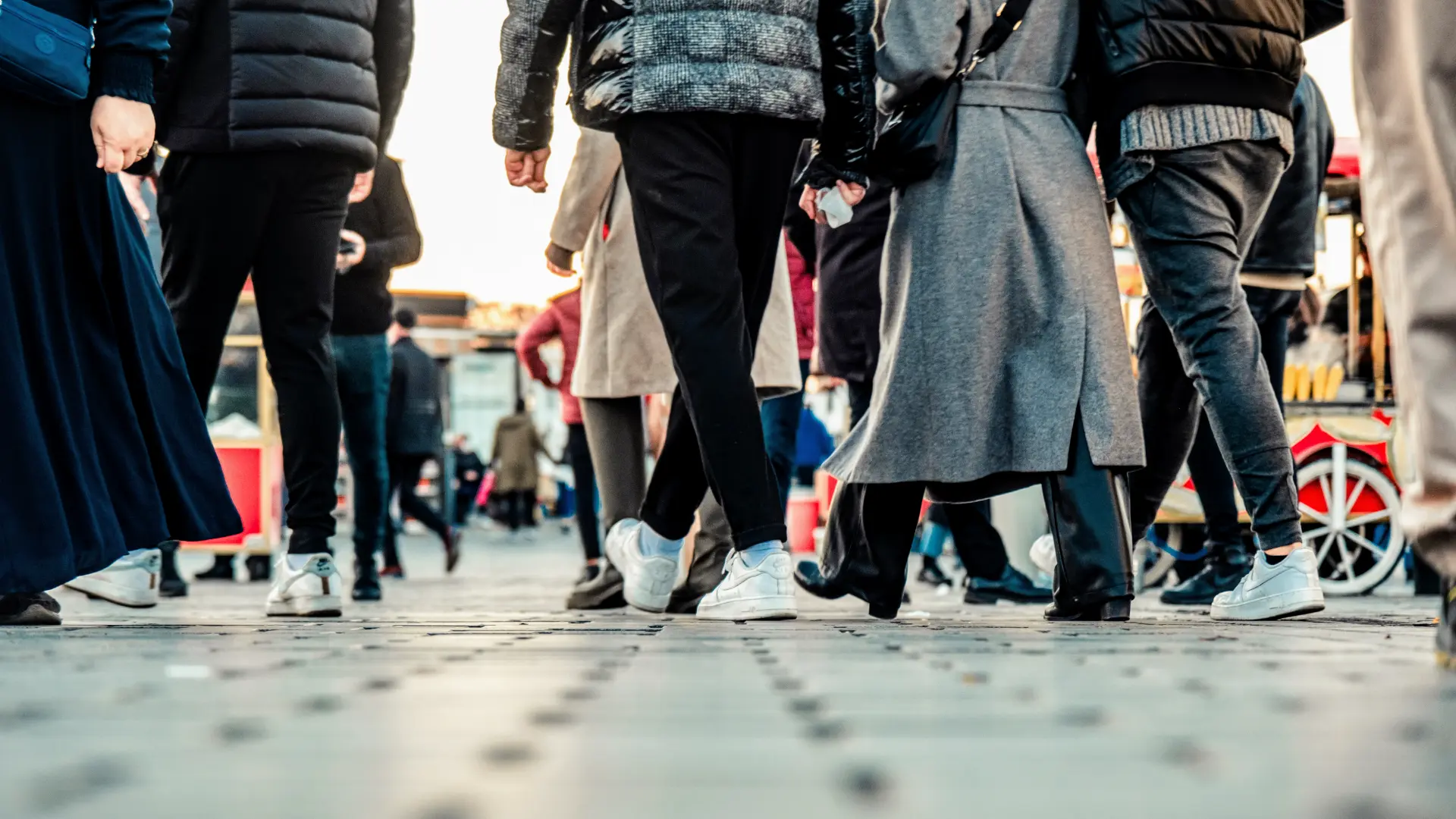 Return_to_standard_time_2024_people_walking_on_the_street 